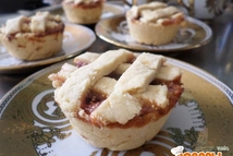 Шаг 4: Раскатать вторую половину теста, нарезать …