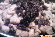 Шаг 1: Мясо, нарезанное небольшими кусочками, тушить …