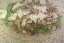 Шаг 4: Следующим слоем выложить оставшийся салат, …