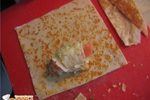 Шаг 9: складываем два обрезка блинчика рядом, …