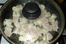 Шаг 2: Добавить немного воды, убавить огонь, …