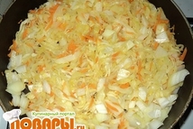 Шаг 1: Тушим капусту, с добавлением измельченных …