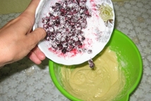 Шаг 7: Добавим ягодки в тесто и …