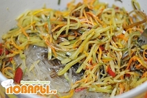 Шаг 4: Отваренную рисовую лапшу выложить в …