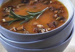 Тыквенный суп с орехами  