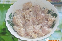 Шаг 1: Куриное филе порезать на небольшик …