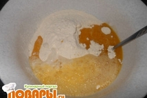 Шаг 4: Растопленный маргарин розтереть с мукой, …