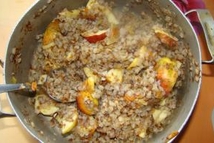 Шаг 4: Смешайте вместе гречку и яблоки.