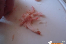 Шаг 3: Креветки. Для нарезки креветок соломкой, …