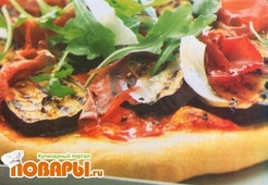 Пицца с баклажаном, брезаолой, рукколой и пармезаном  