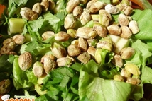 Шаг 4: Очищаем орехи и засыпаем их …