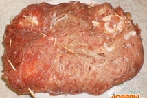 Шаг 3: Выложить фарш на мясо,затем равномерно …