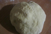 Шаг 4: Замесить тугое тесто из муки, …