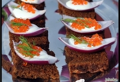 Икра форели на луковых лодочках