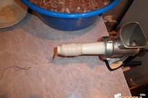 Шаг 4: Чистые кишки,надеваем на трубку,которая вкручена …