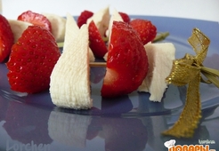 Канапе из клубники и сыра "Панир"