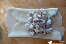 Шаг 3: Выкладываем на край ложку начинки.