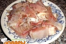 Шаг 2: Рыбу вымыть, просушить и нарезать …