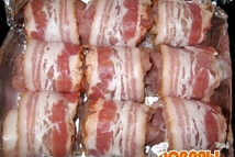 Шаг 5: Выкладываем рулетики на противень, смазанный …