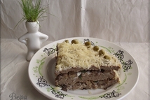 Шаг 3: Собираем тортик: уложить первый блин …