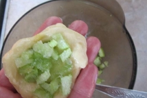 Шаг 5: Достаем тесто с холодильника, руки …