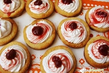 Шаг 3: Выпекать 20 минут. Творог смешать …