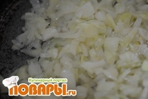 Шаг 2: лук мелко порезать – обжарить