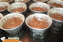 Шаг 6: Далее помогая ложкой выливаем тесто …