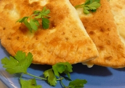 Рецепт: Кутабы с творогом, сыром и зеленью