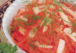 Рецепт: Салат из моркови, яблок и хрена