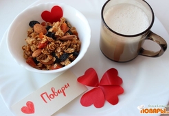 Миндальные мюсли с миндальным молоком к завтраку