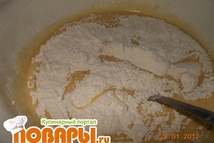 Шаг 2: Добавить муку, смешанную с пекарским …