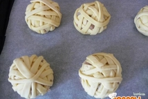 Шаг 3: "Клубочки" складываем на противень, обмазываем …