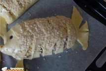 Шаг 3: Смазать "рыбку" желтком. Посыпать кунжутом …