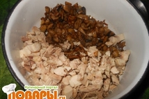 Шаг 6: Смешать грибы и курицу.