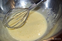 Шаг 1: Желтки растереть венчиком, желательно маленьким, …