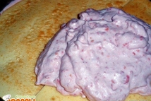 Шаг 5: Взбить сливки. Малину размять или …