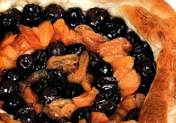 Рецепт: Пирог с курагой и сливовым вареньем  