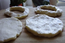 Шаг 2: Немного раскатываем листы теста, вырезаем …