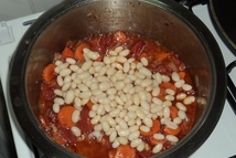 Шаг 4: Добавляем в кастрюлю фасоль, 3 …