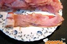 Шаг 3: Укладываем курицу на полоски бекона …