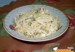 Рецепт: Салат с капусты, крабовых палочек и горошка