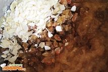 Шаг 3: Заранее подготовьте изюм, промойте его, …