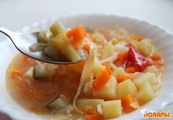 Рисовый суп с капустой, огурцами и помидорами