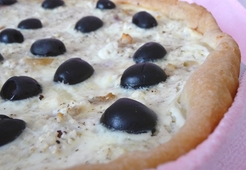 Пирог с творогом, брынзой и маслинами