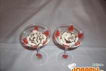 Шаг 3: Положить по 4 шарика мороженого,залить …