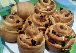 Рецепт: Булочки с изюмом и корицей