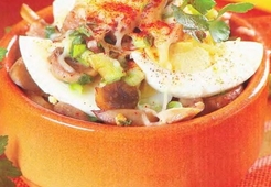 Яйца, запеченные с грибами и луком