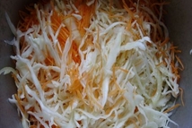 Шаг 2: Начинаем с «фаршика». Капусту шинкуем, …