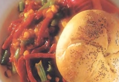 Сдобная булочка с начинкой из копченого окорока